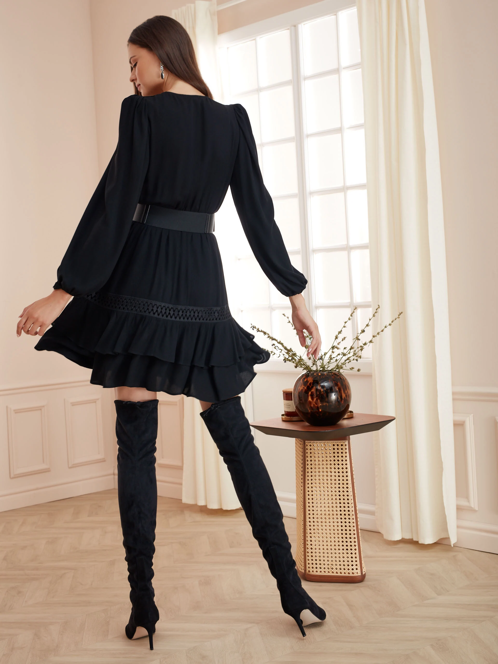 FASHIONABLE DRESS WITH FRILL