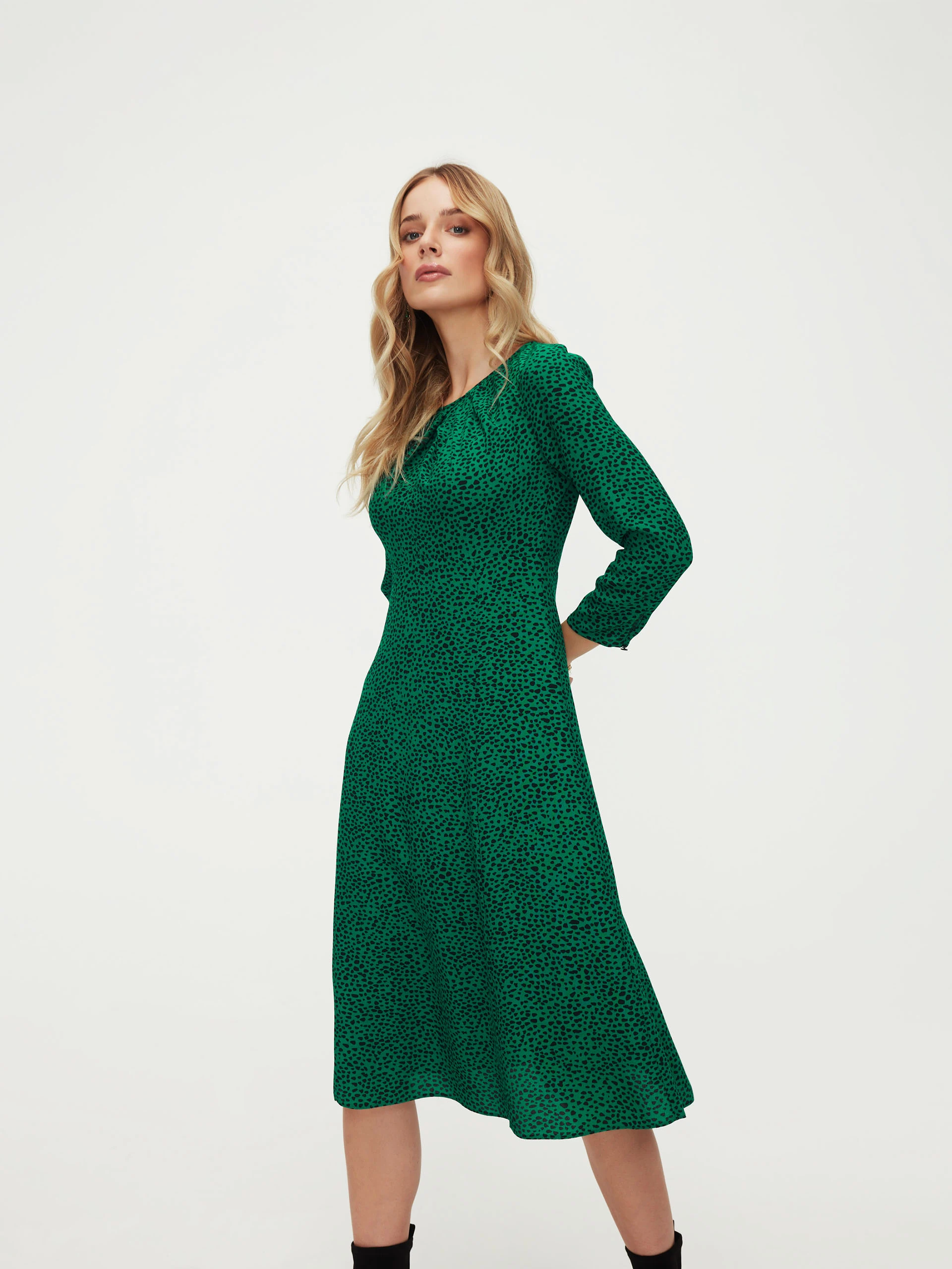 Zielona sukienka w drobny wzór