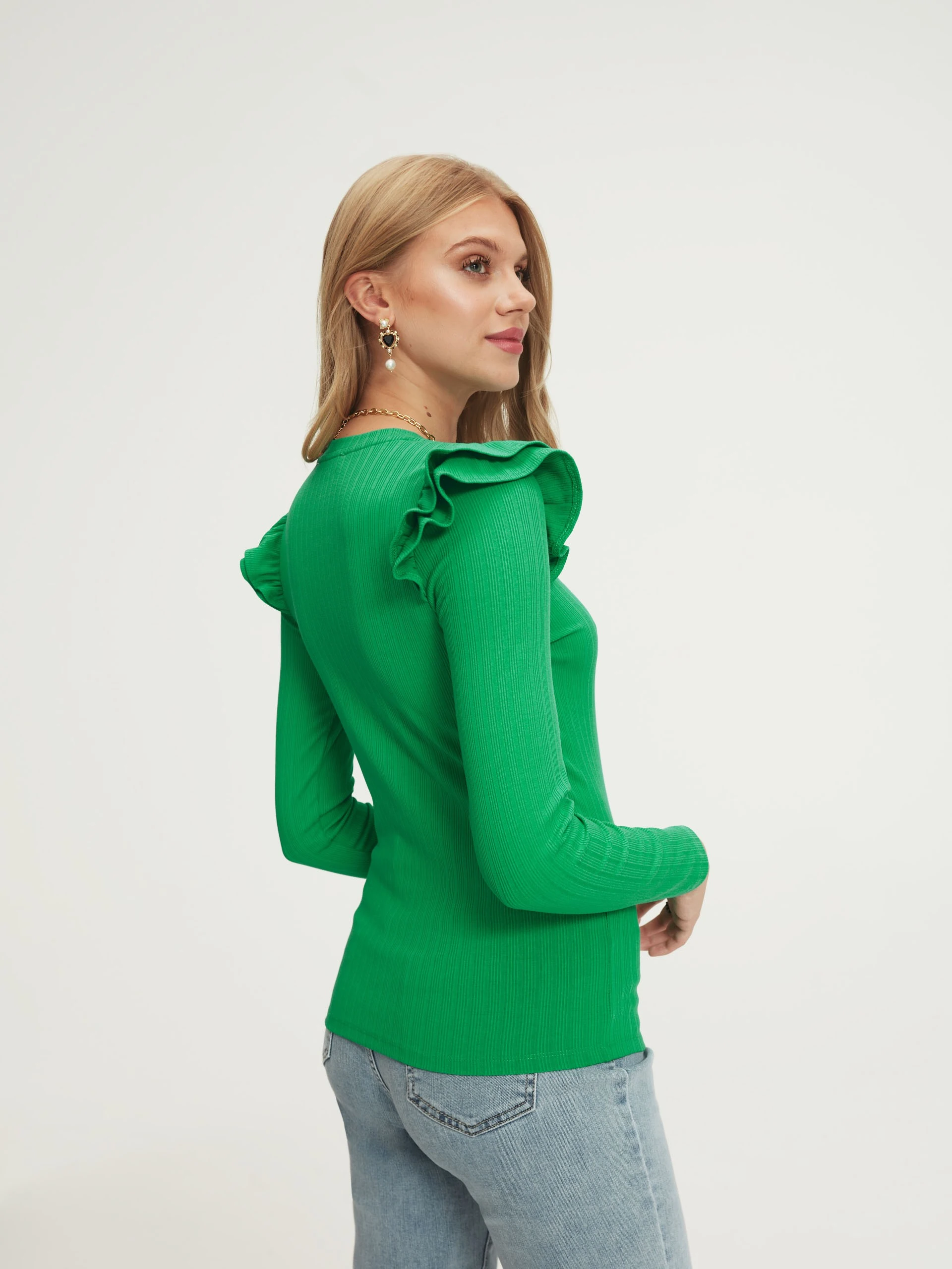 Zielona bluzka z falbanami na ramionach
