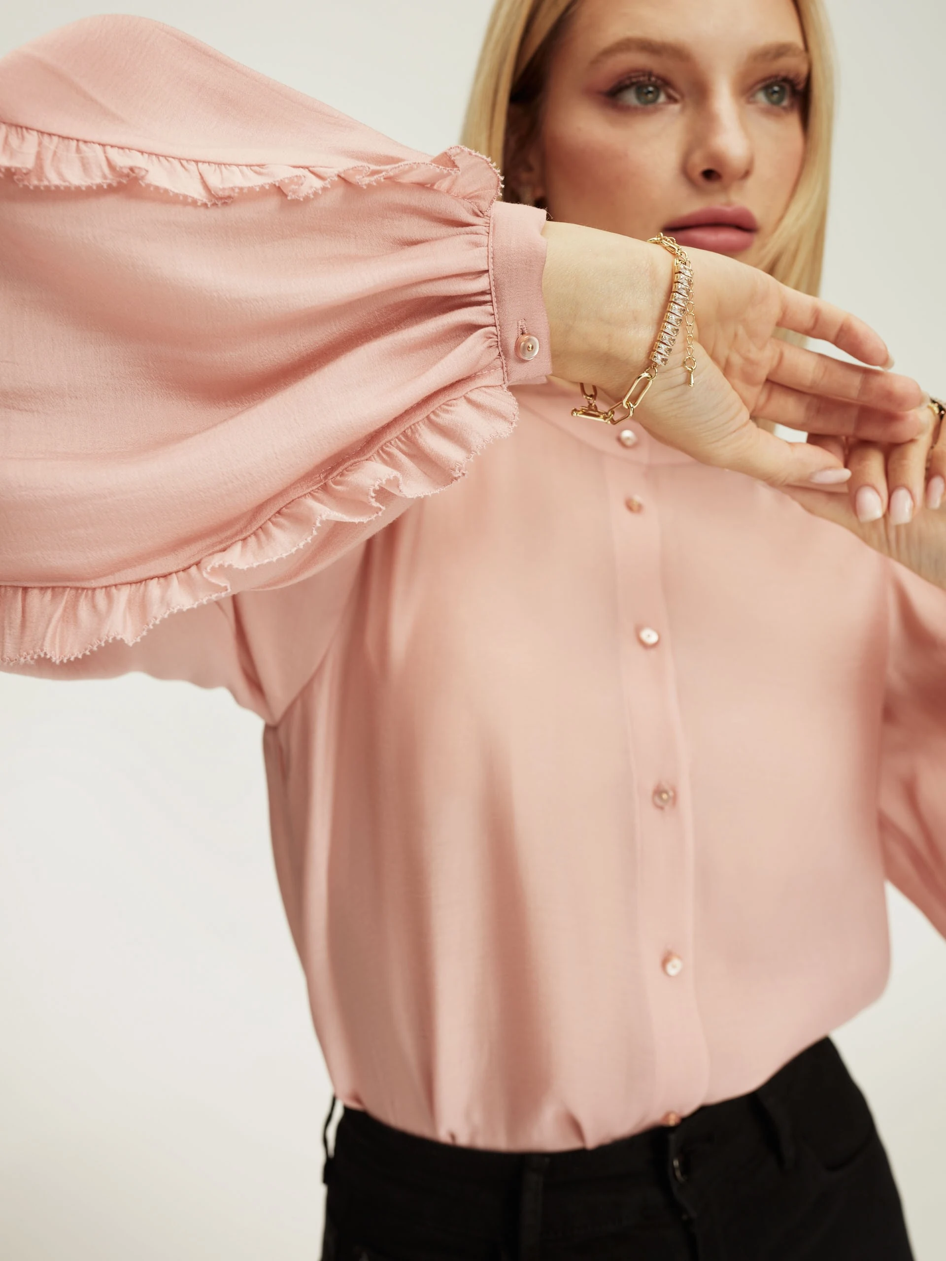Różowa bluzka z falbanami na rękawach