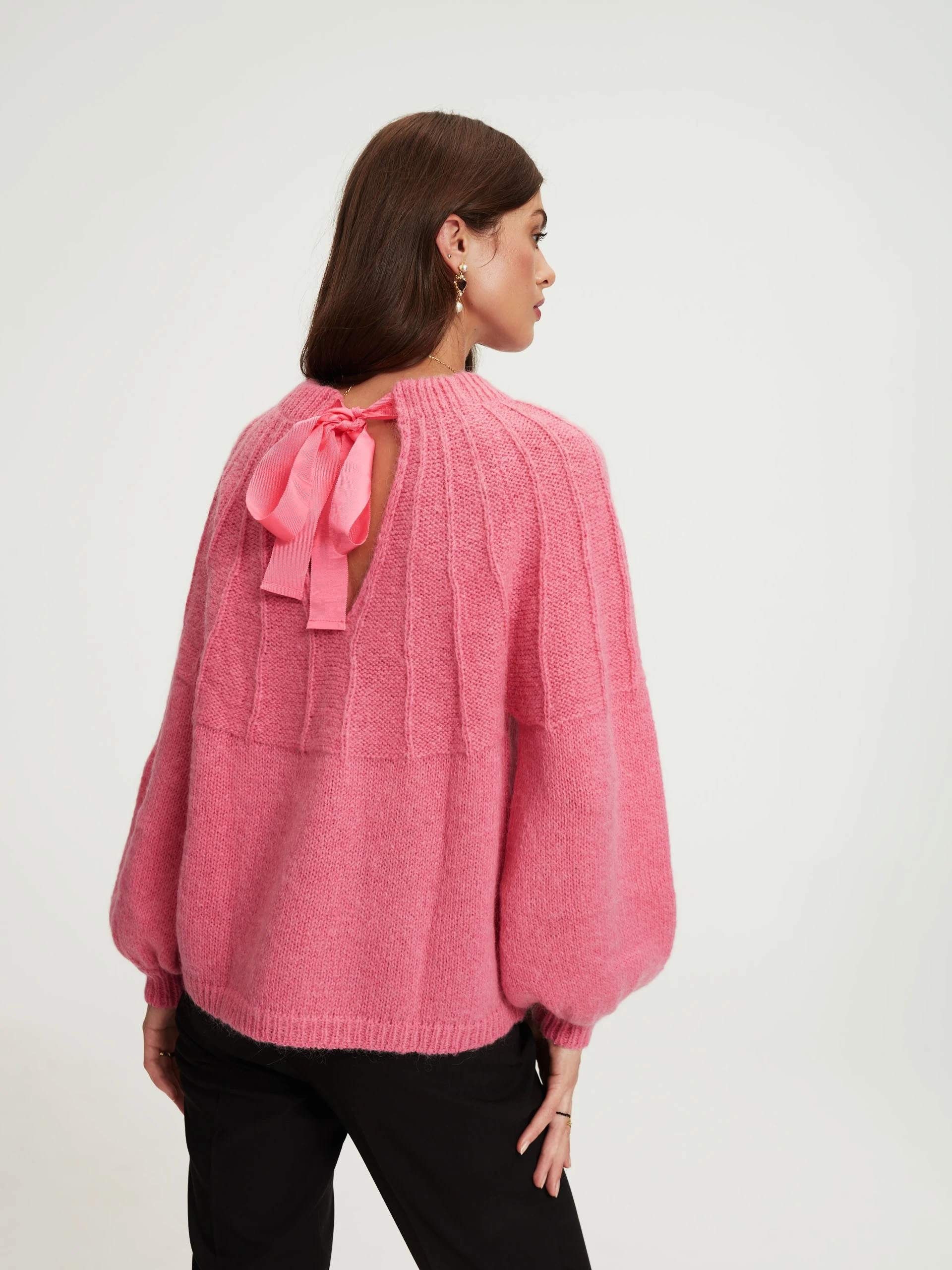 Różowy sweter z wycięciem na plecach