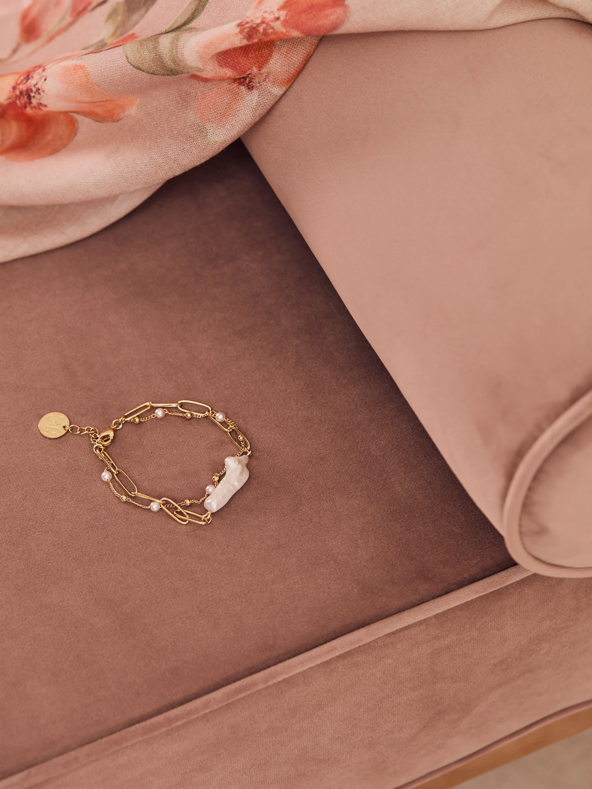 GOLD PLATED BRACELET WITH IRREGULAR PEARL