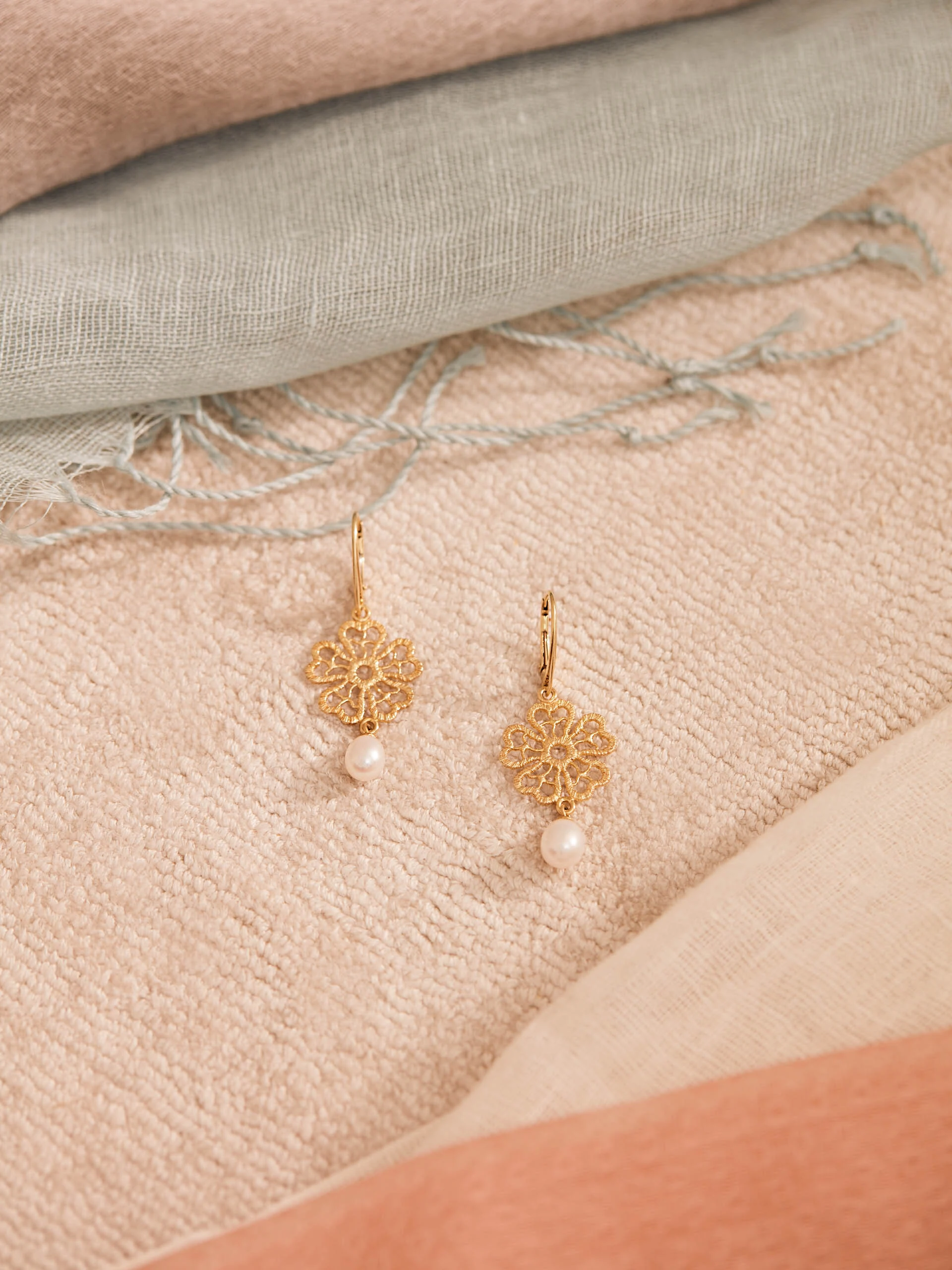 GOLD-PLATED EARRINGS WITH PEARLS