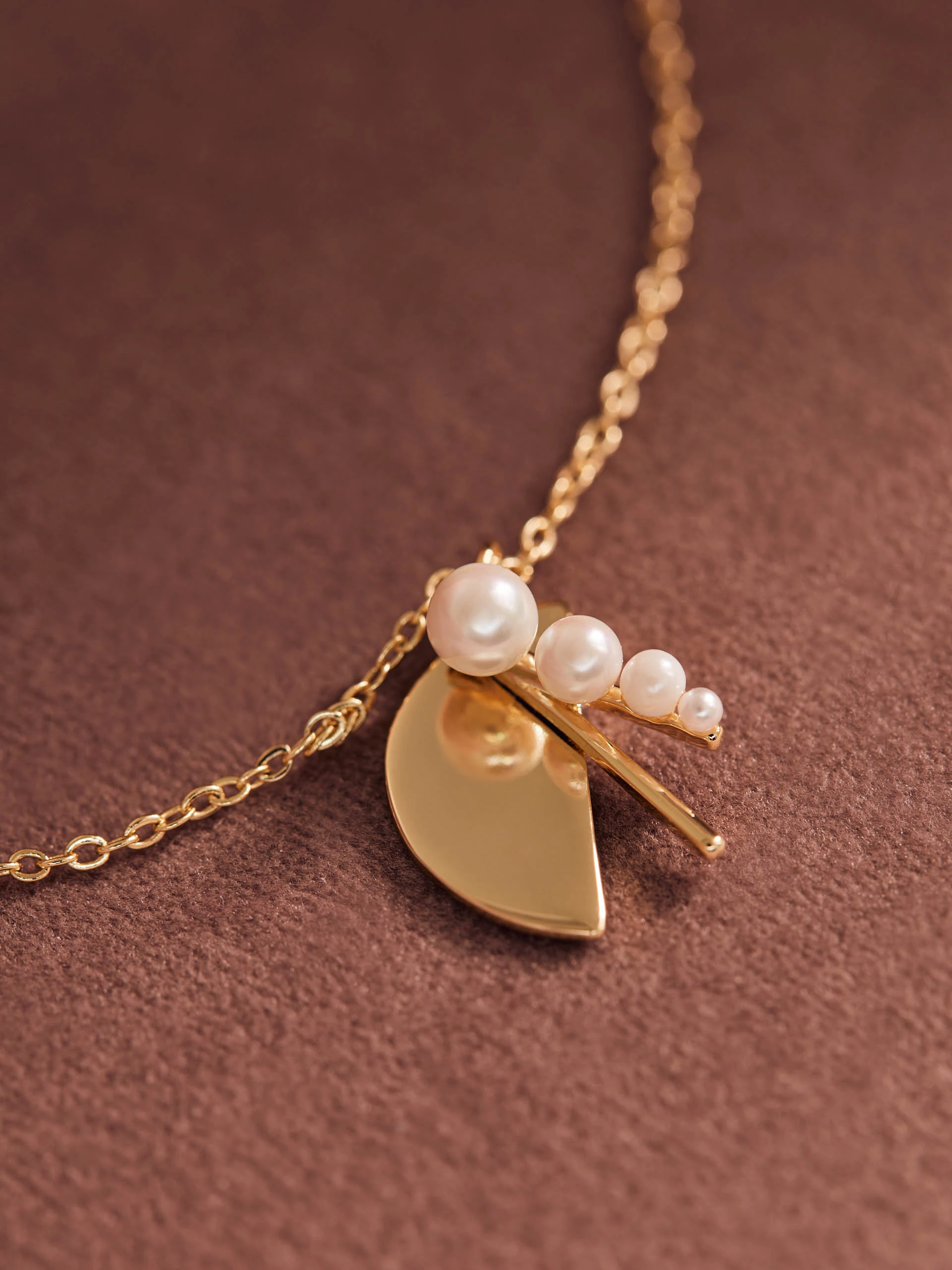 GOLD PLATED NECKLACE DECORATED WITH PEARLS