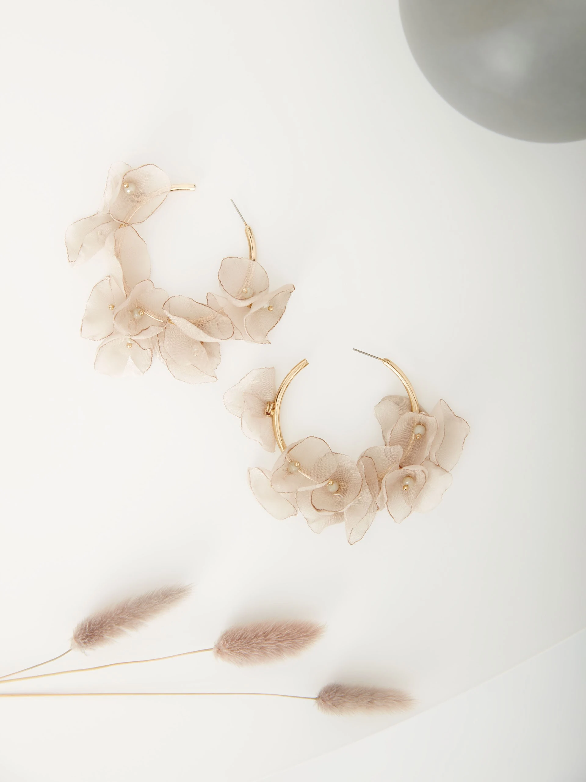 CIRCLE EARRINGS WITH FLOWERS