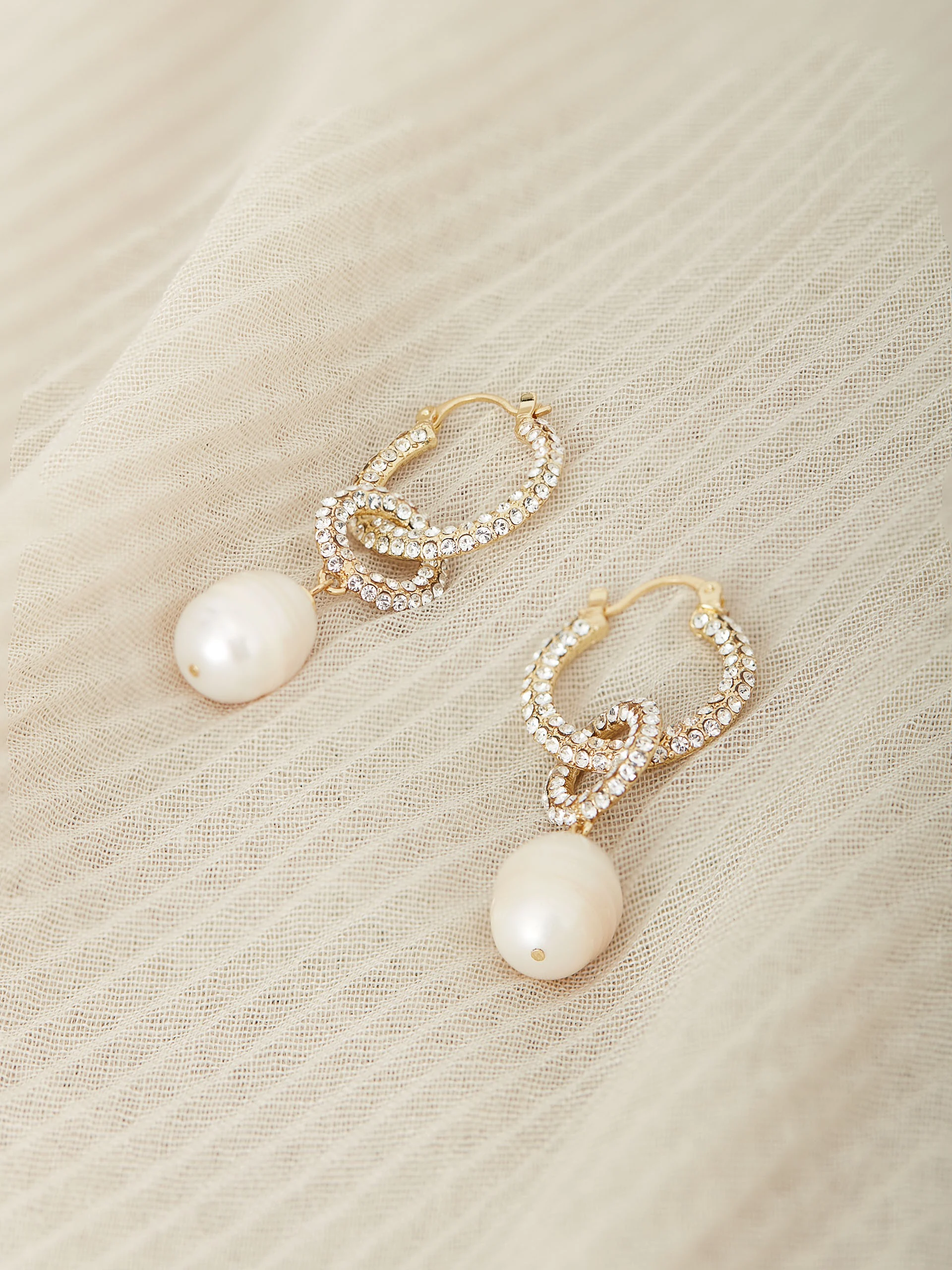 EARRINGS WITH PEARLS
