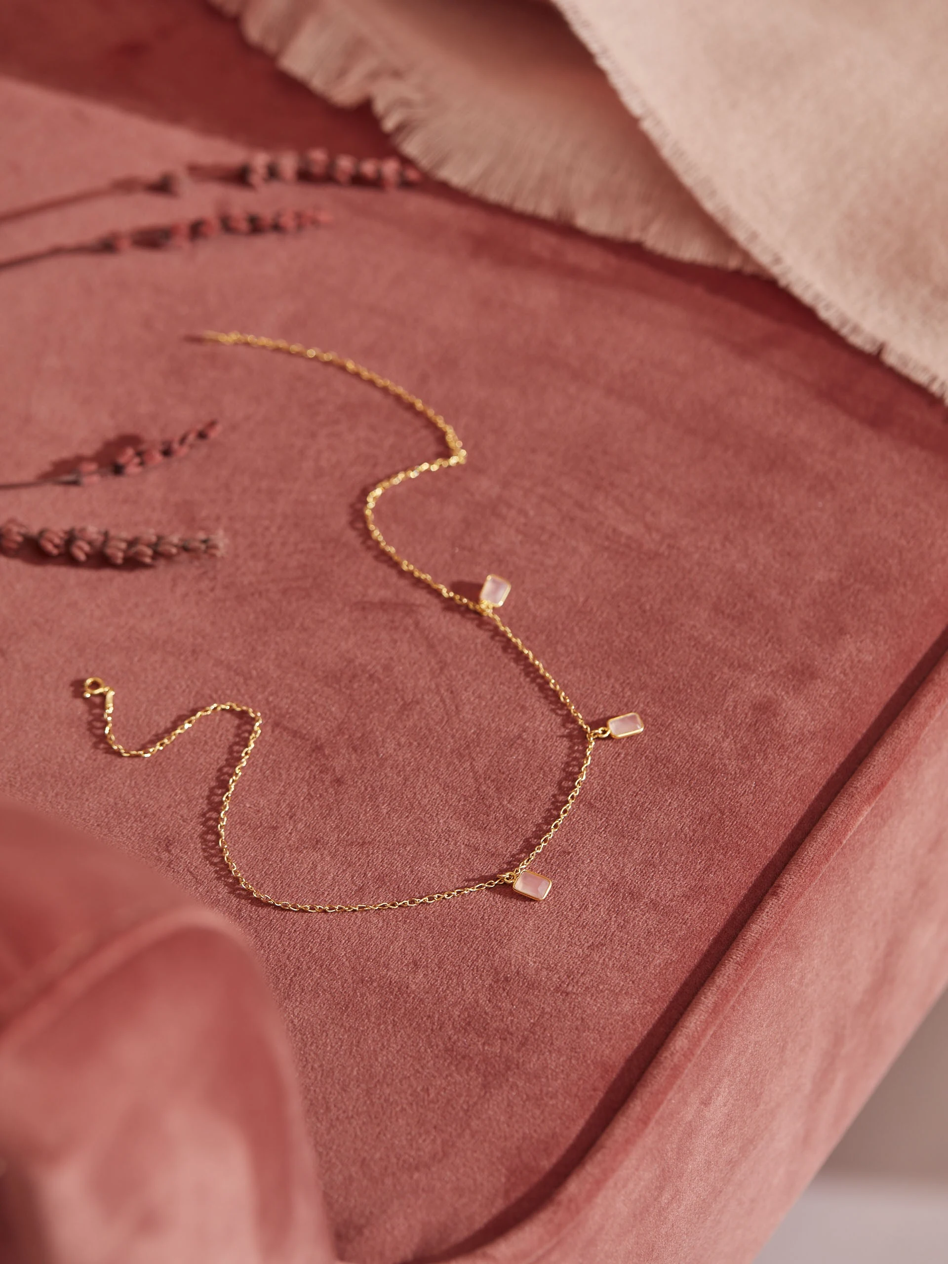 GOLD-PLATED NECKLACE WITH PINK STONES