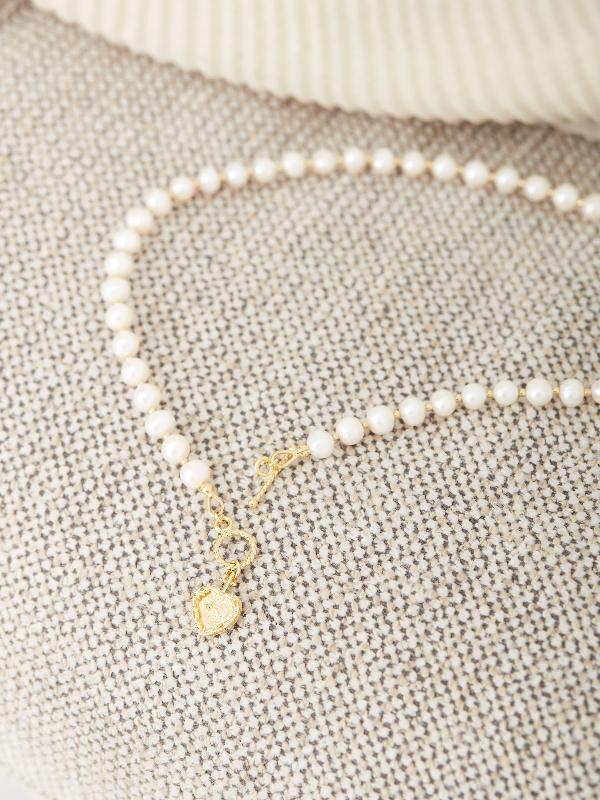 PEARL BRACELET WITH HEART-SHAPED CHARM