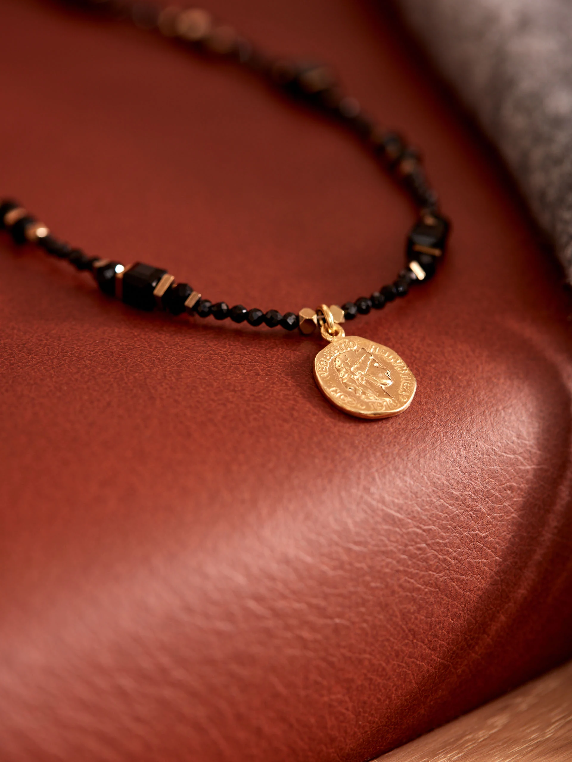 NECKLACE OF GOLD-PLATED SILVER WITH A COIN