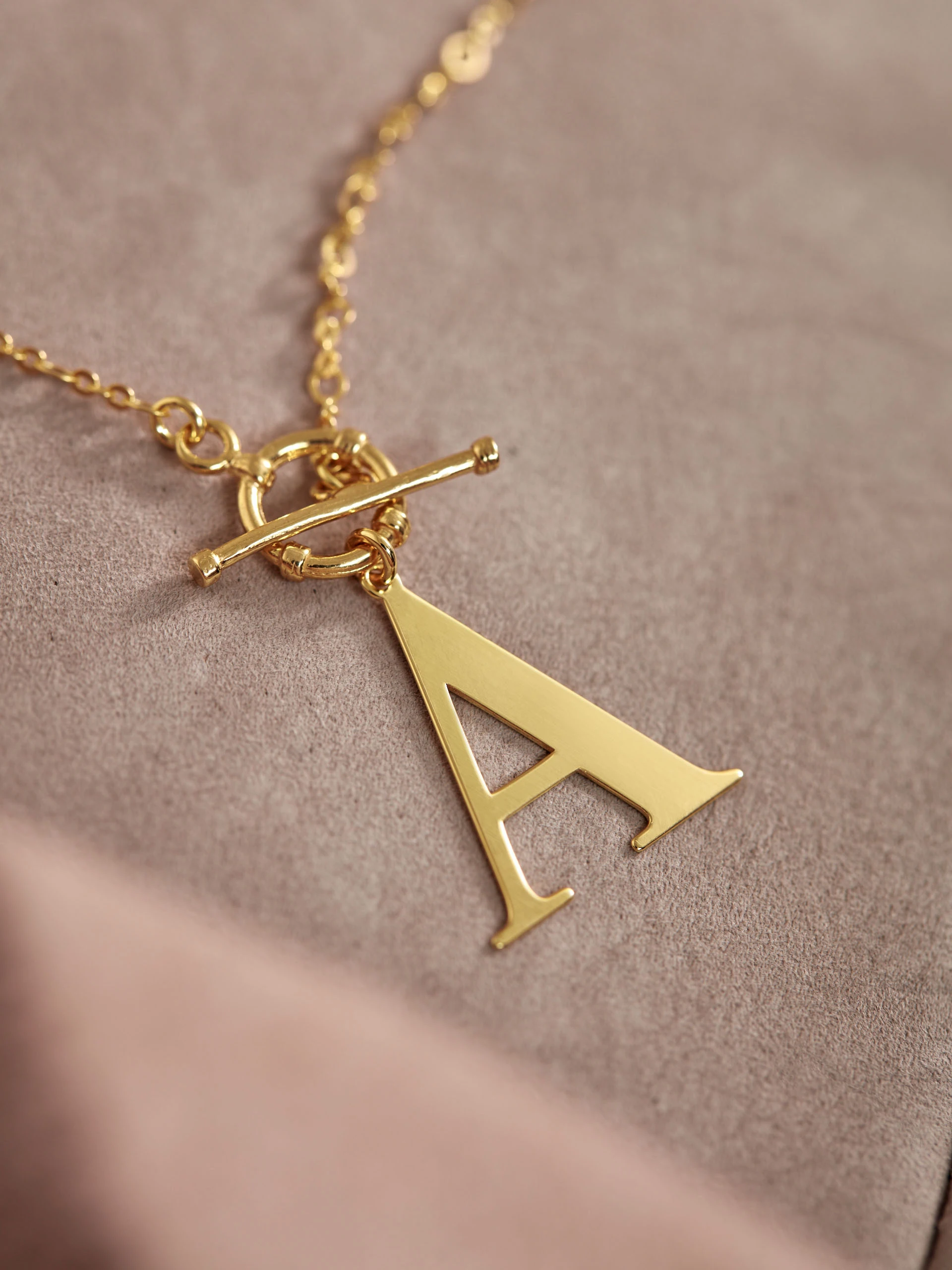 DELICATE CHAIN WITH THE LETTER A