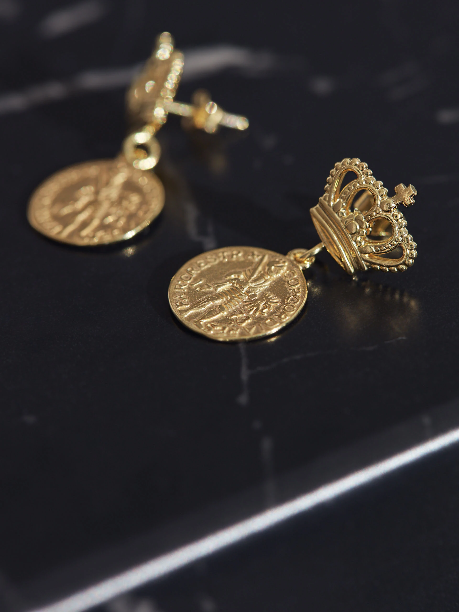 EARRINGS WITH A COIN