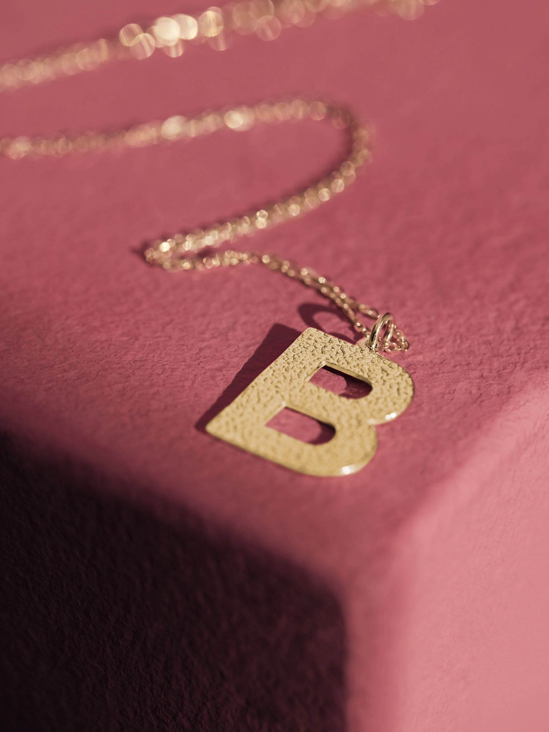 DELICATE CHAIN WITH THE LETTER B