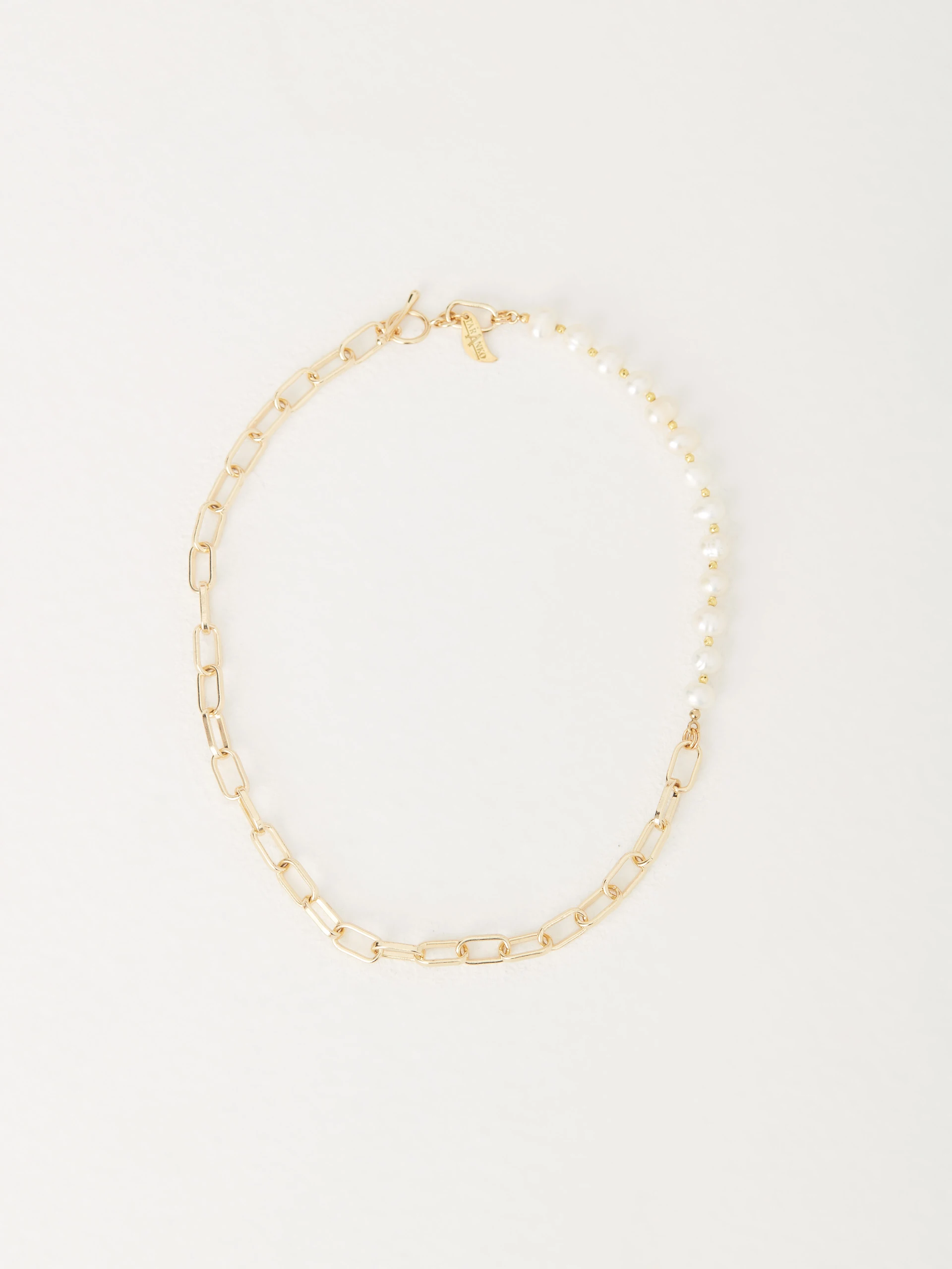 Asymmetrical necklace with pearls