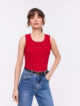 Cotton red top with a round neckline