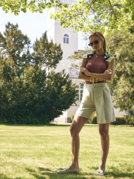 Elegant beige Bermuda shorts