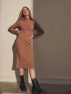 BROWN RIBBED KNIT HALF TURTLENECK