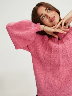Różowy sweter z wycięciem na plecach