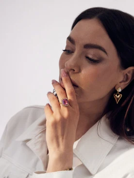 Brass ring with eyelet in fuchsia color