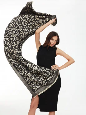 Elegant scarf with silk
