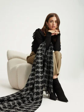 Soft shawl in black shade
