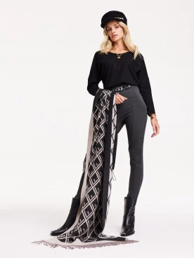 Elegant shawl made of viscose and wool