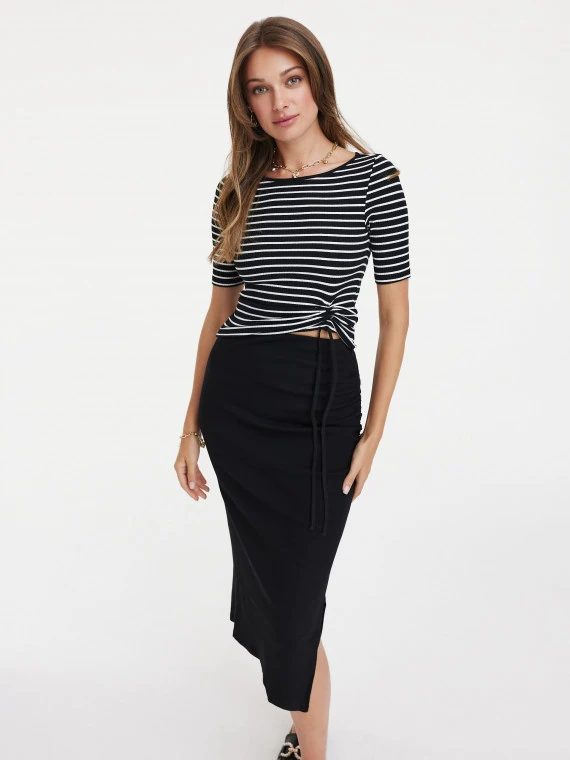 Fitted black skirt with crease