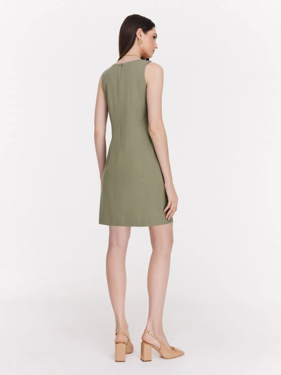 Zielona minimalistyczna sukienka z ozdobną sprzączką