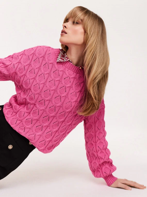 Ażurowy sweter z bawełny w różowym kolorze