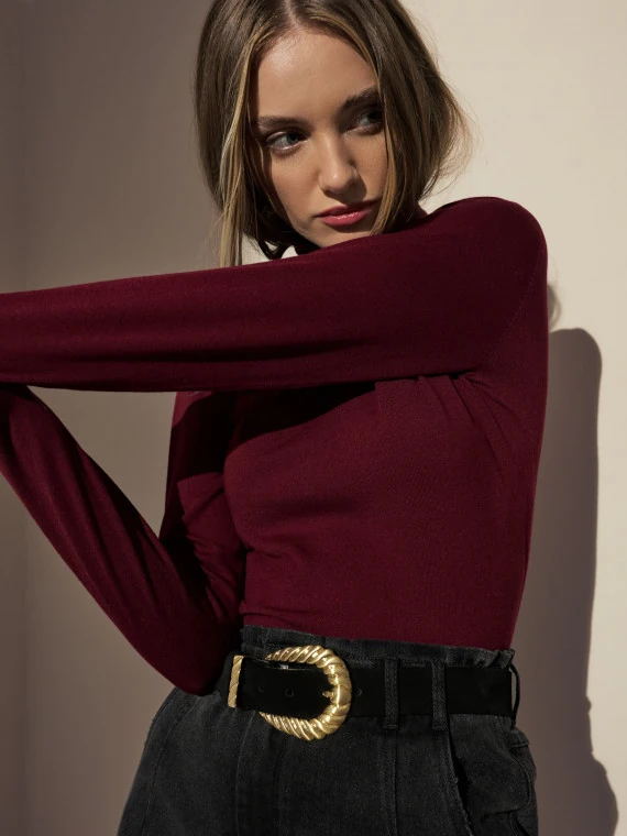 MAROON FITTED TURTLENECK