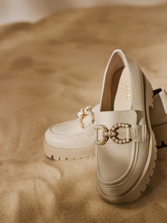 Beige moccasins with a pearl element