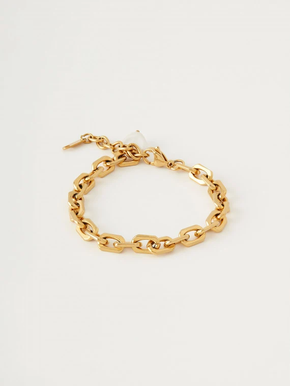 Elegant bracelet in gold color with artificial pearl