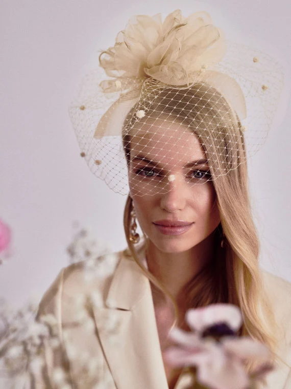Fascinator in cream color with feathers