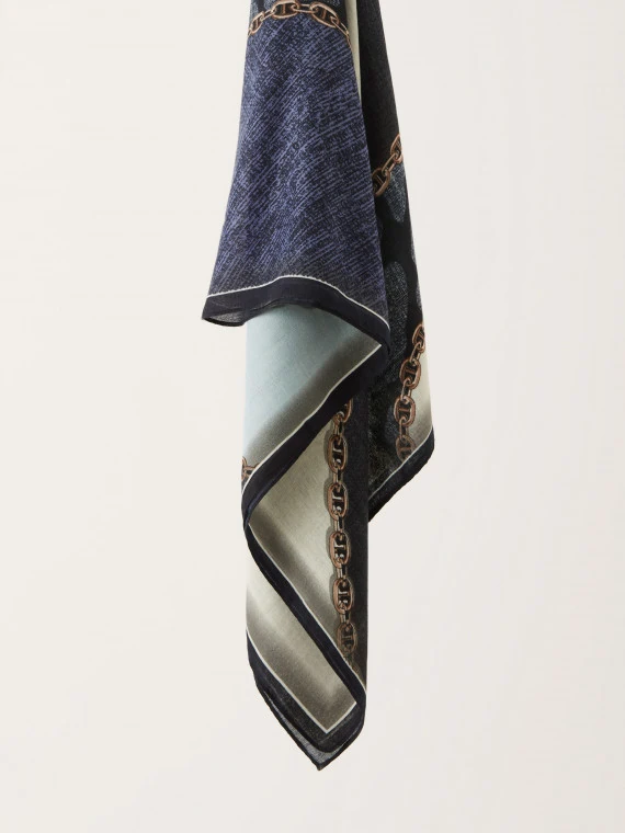 Elegant light shawl with viscose additions