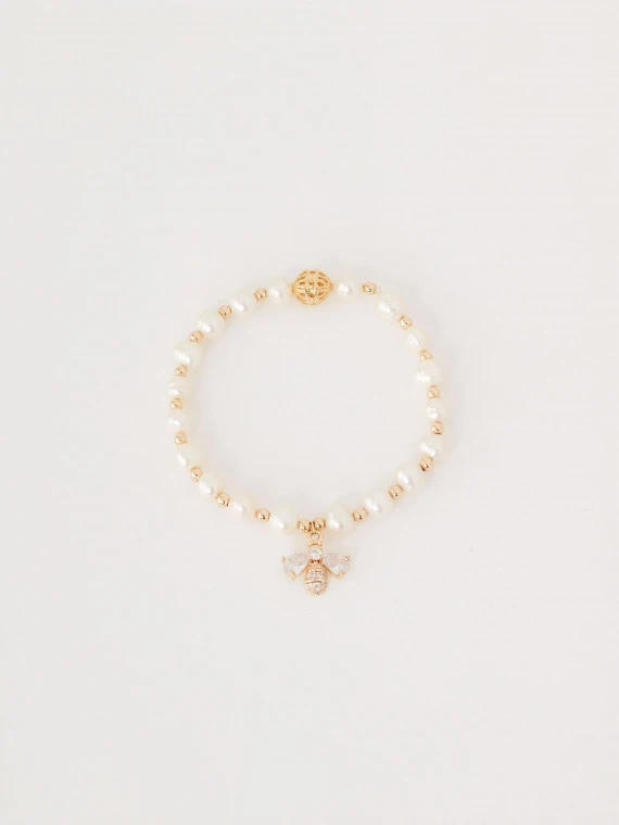 Delicate bracelet with pearls