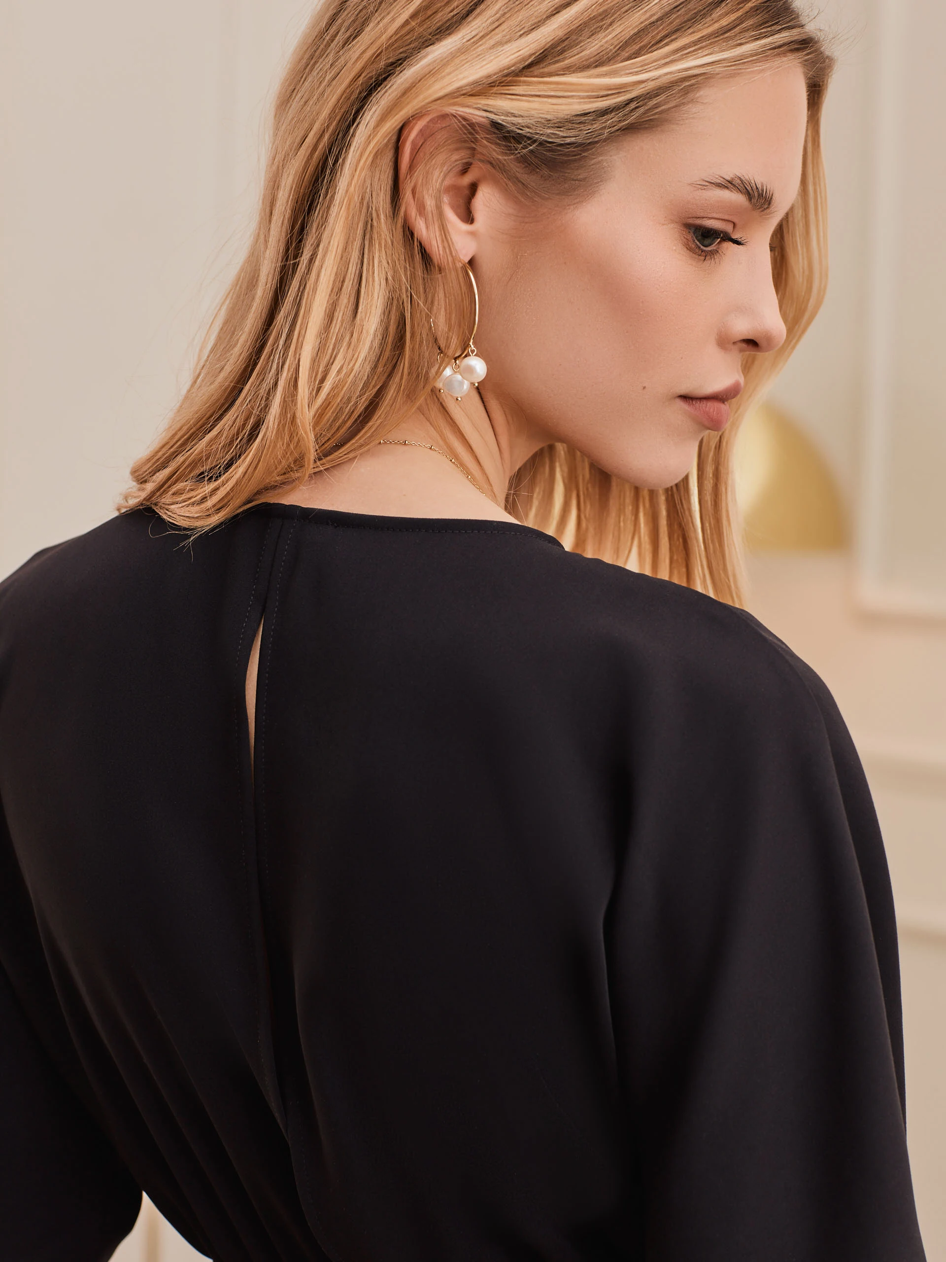 BLACK DRESS WITH TASSELS AT THE BELT