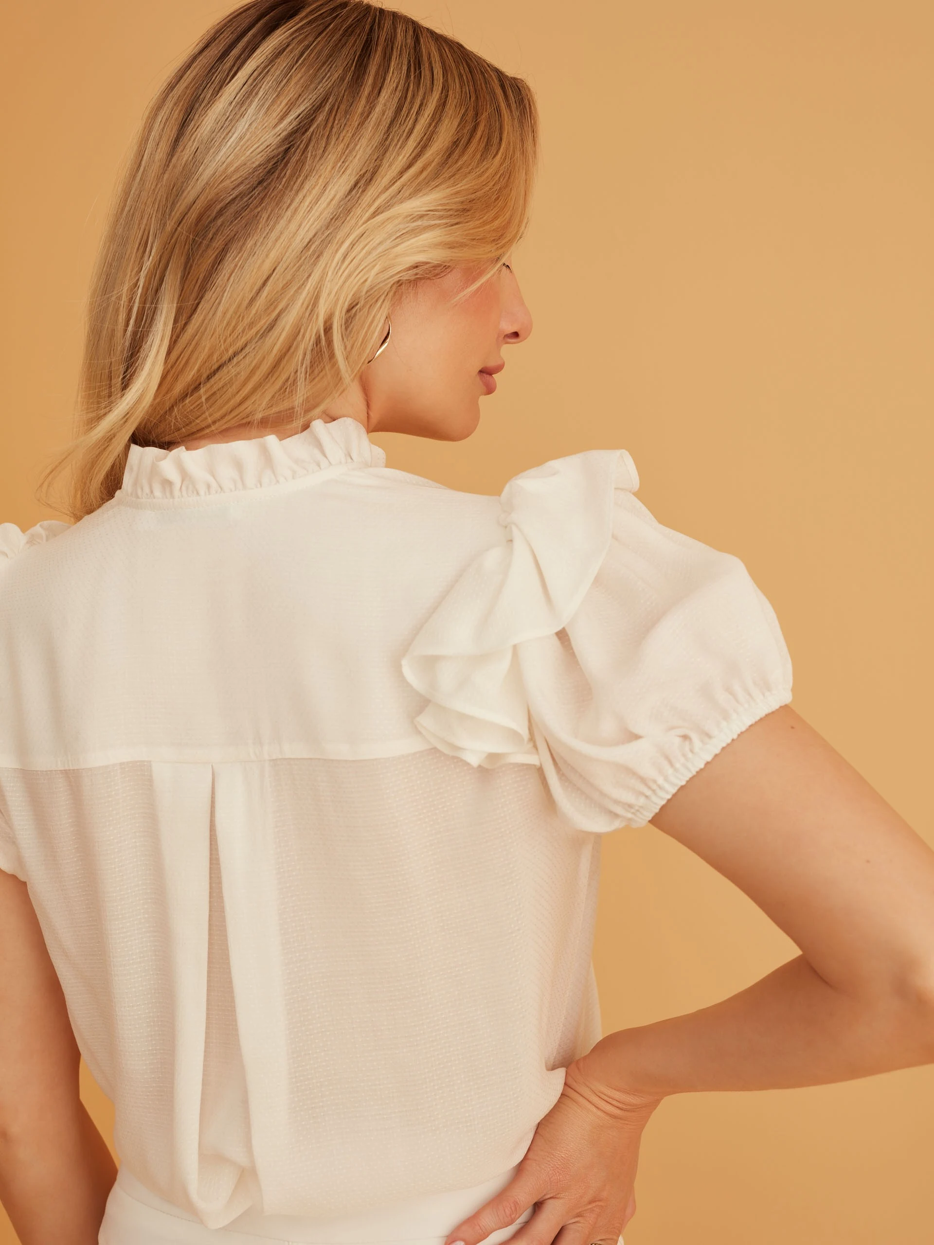 WHITE SHORT-SLEEVE BLOUSE