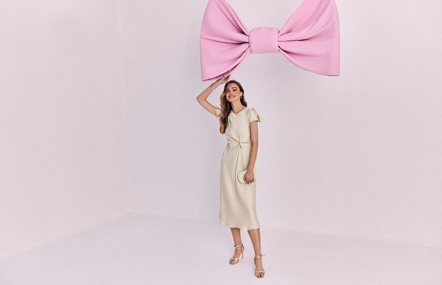 Elegant knee-length dress with waist crease