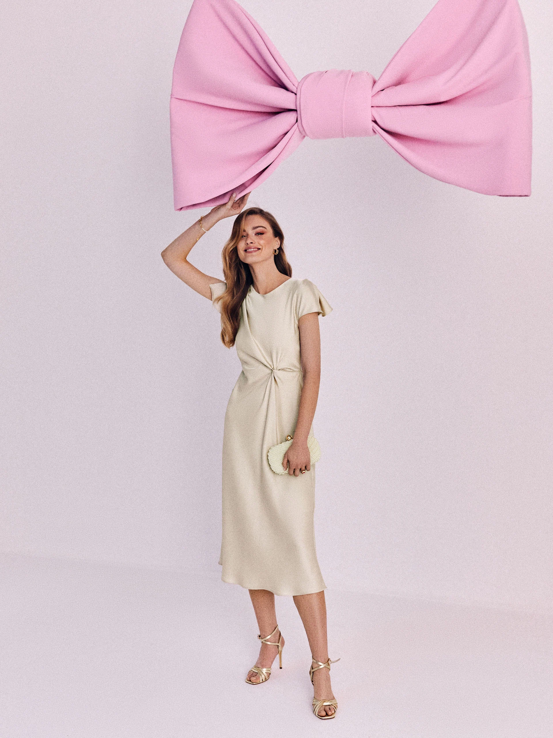 Elegant knee-length dress with waist crease