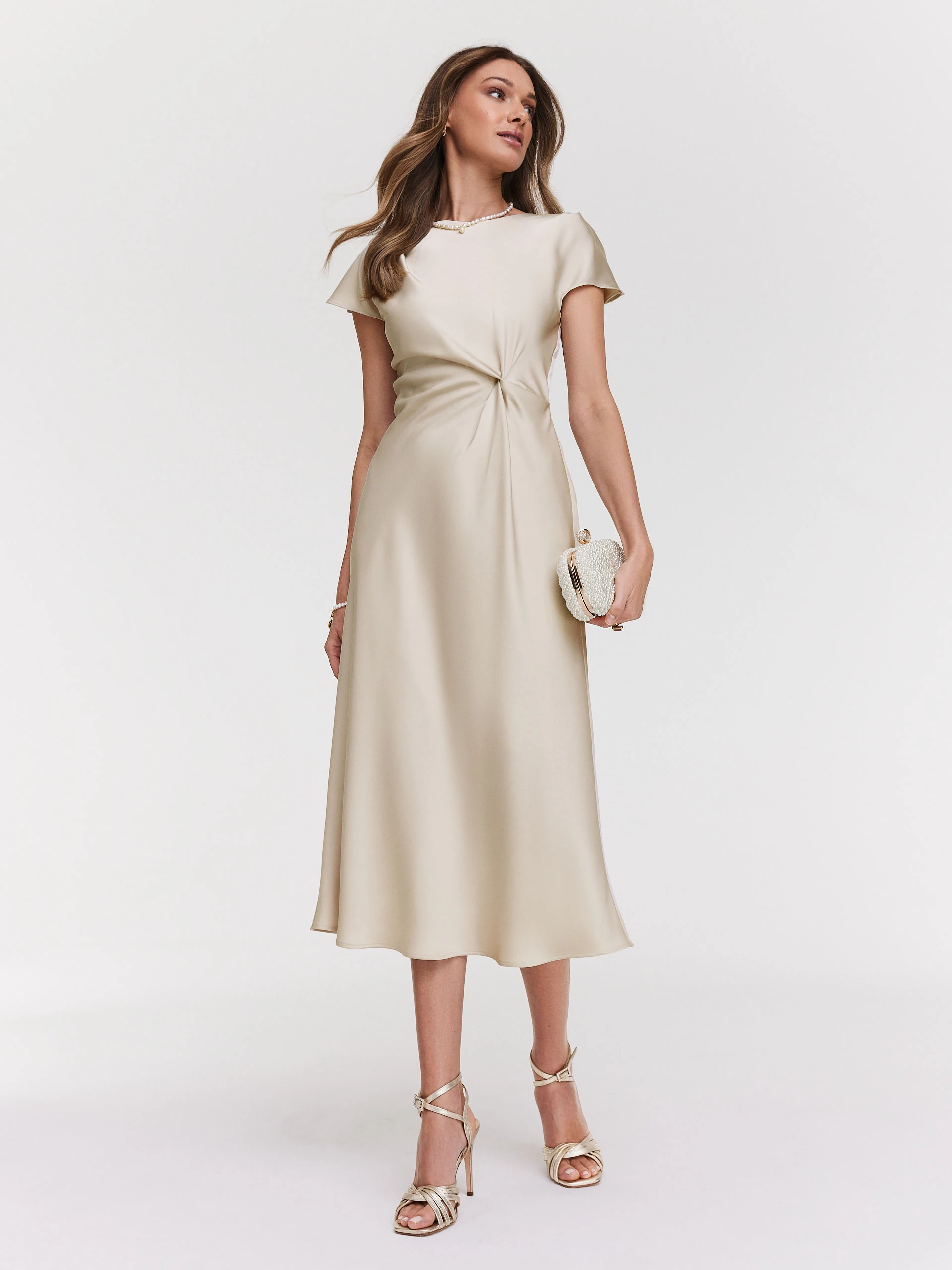 Elegant knee-length dress with waist crease