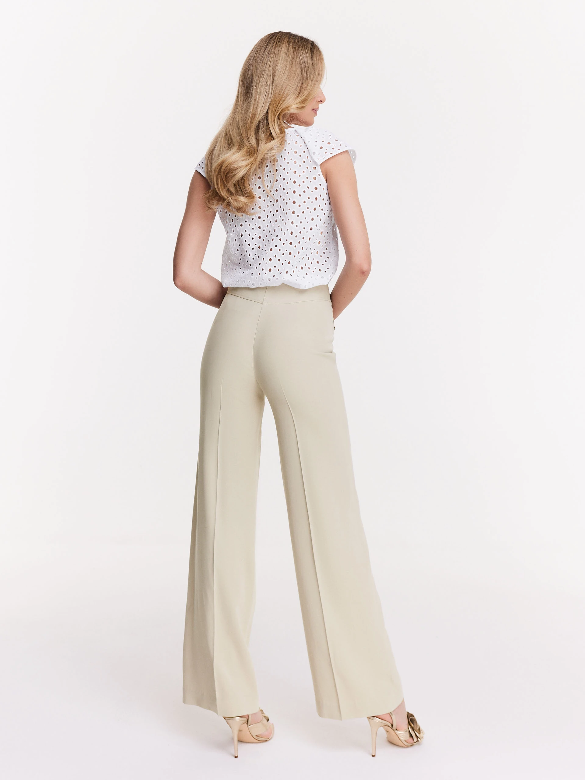 Beige pants with buttons at the pockets