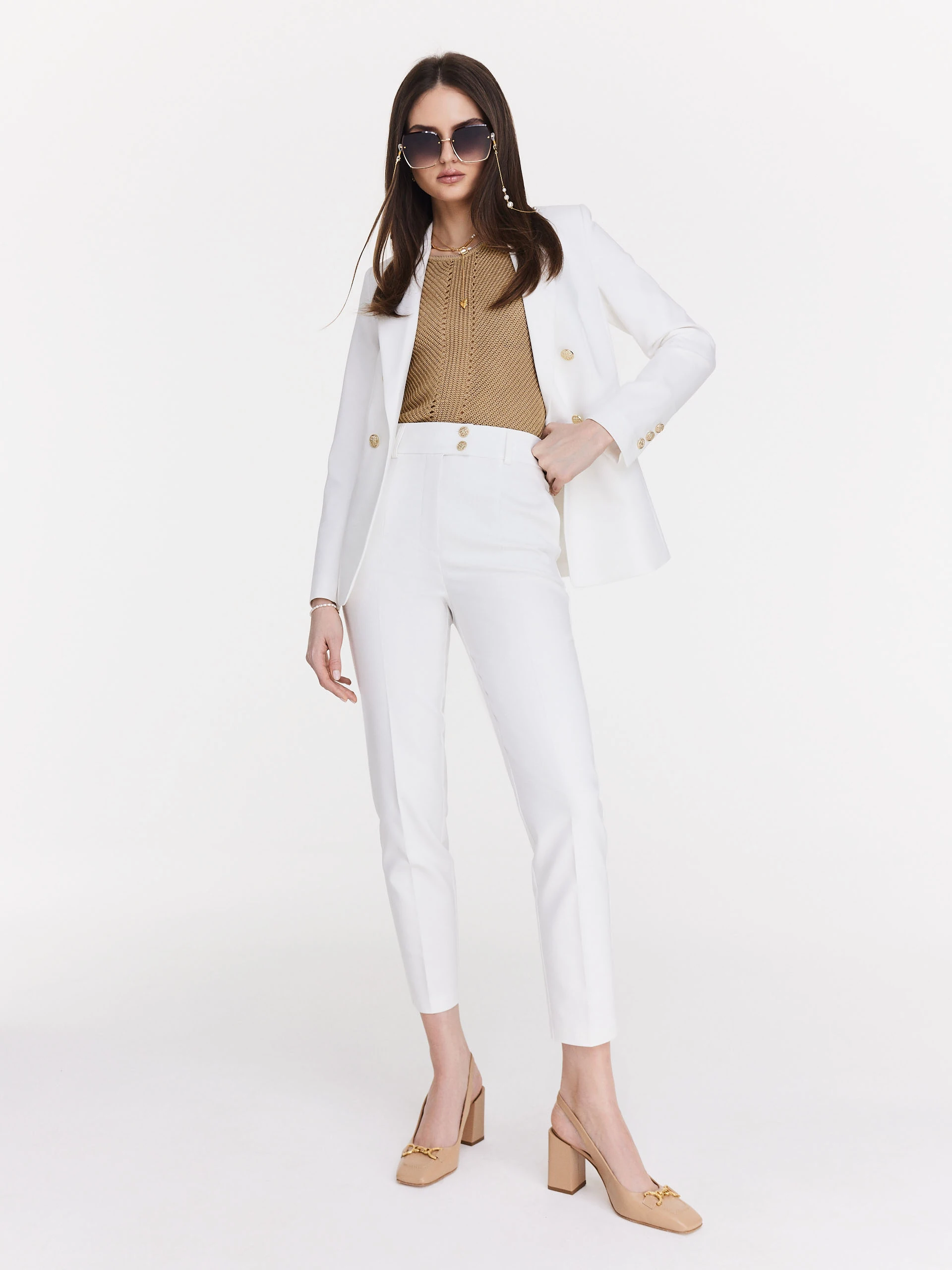 White high-waisted cigarillos