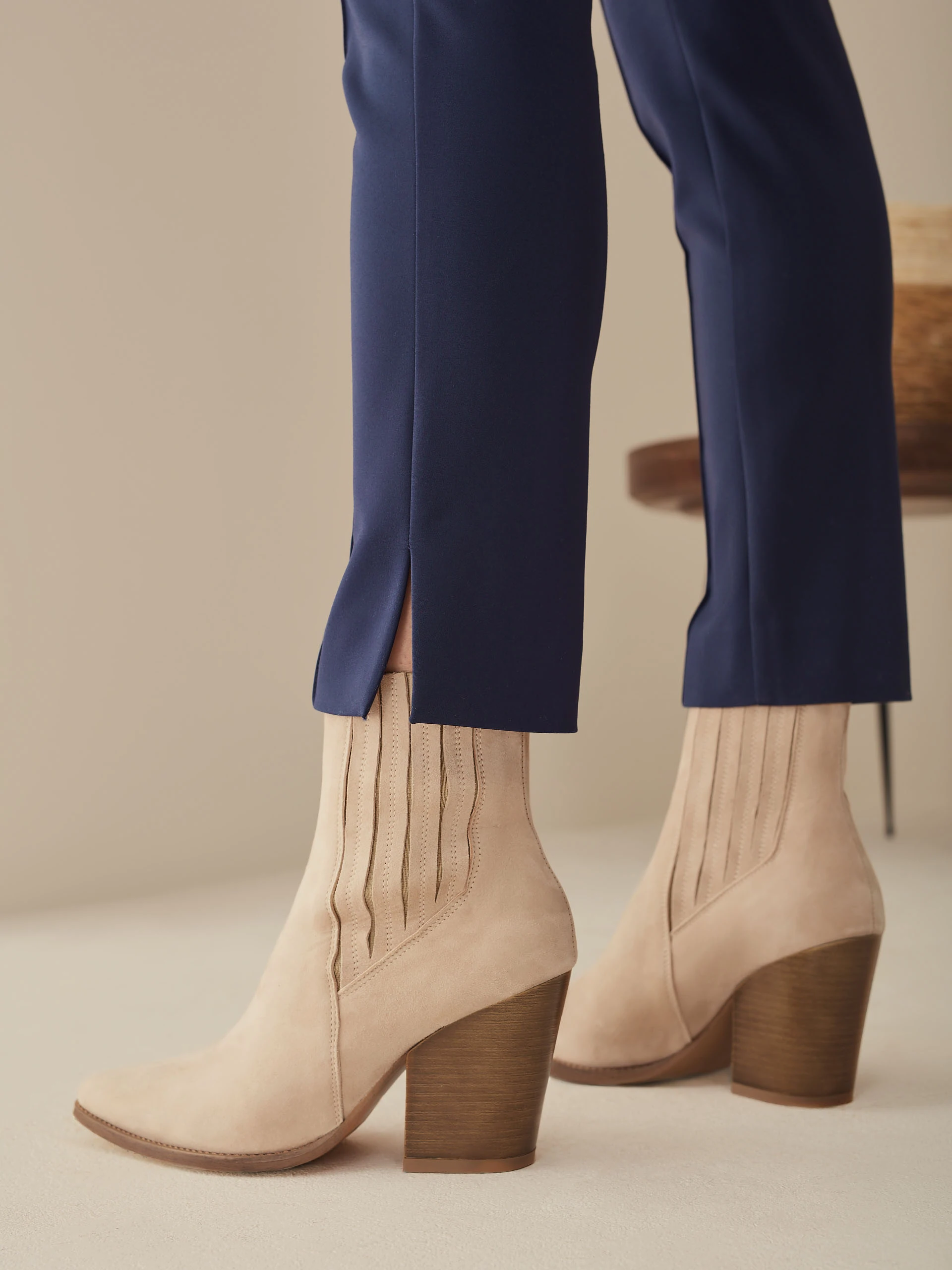 TAILORED PANTS WITH STITCHING