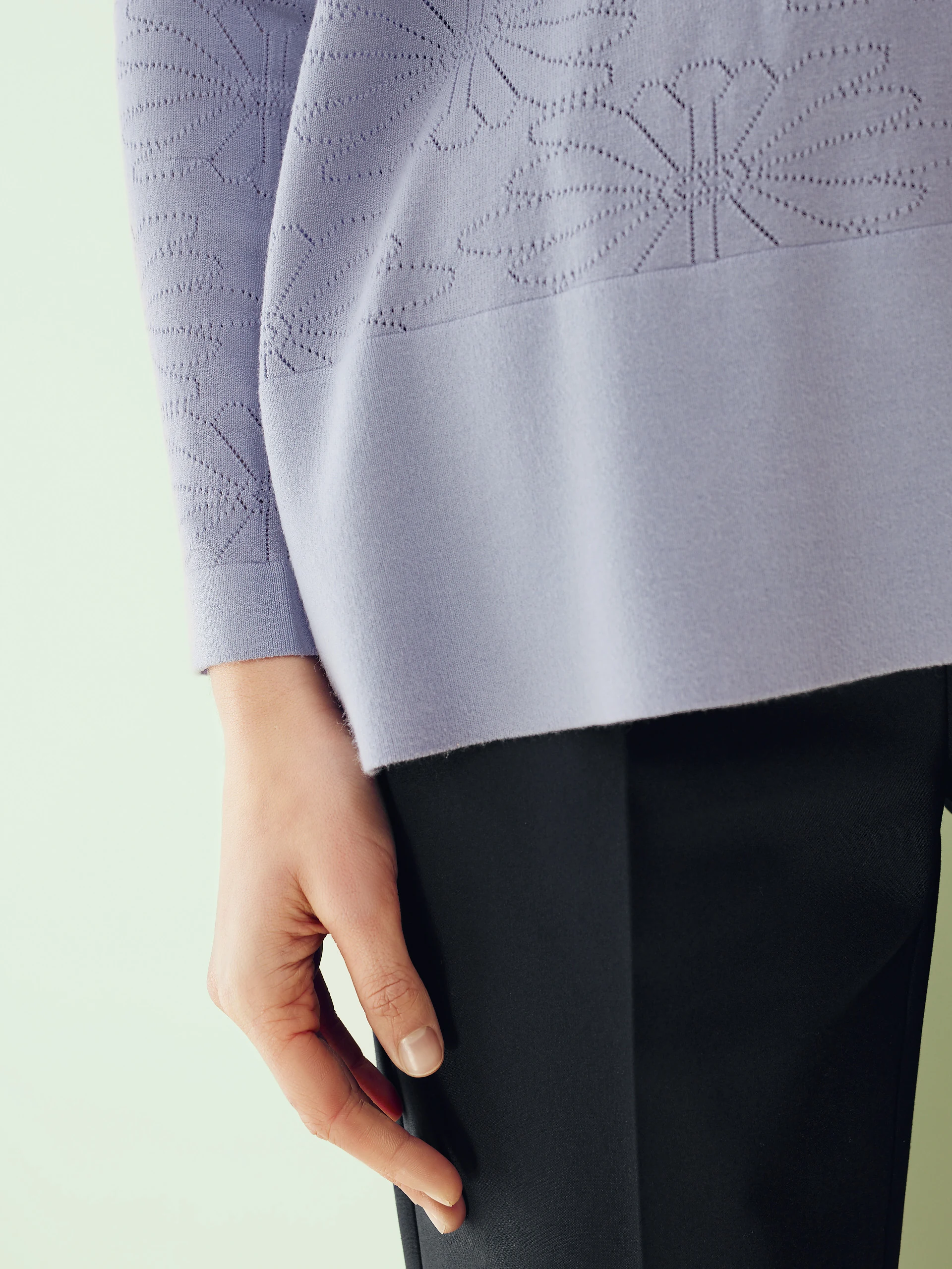 SWETER Z OBNIŻONĄ LINIĄ RAMION