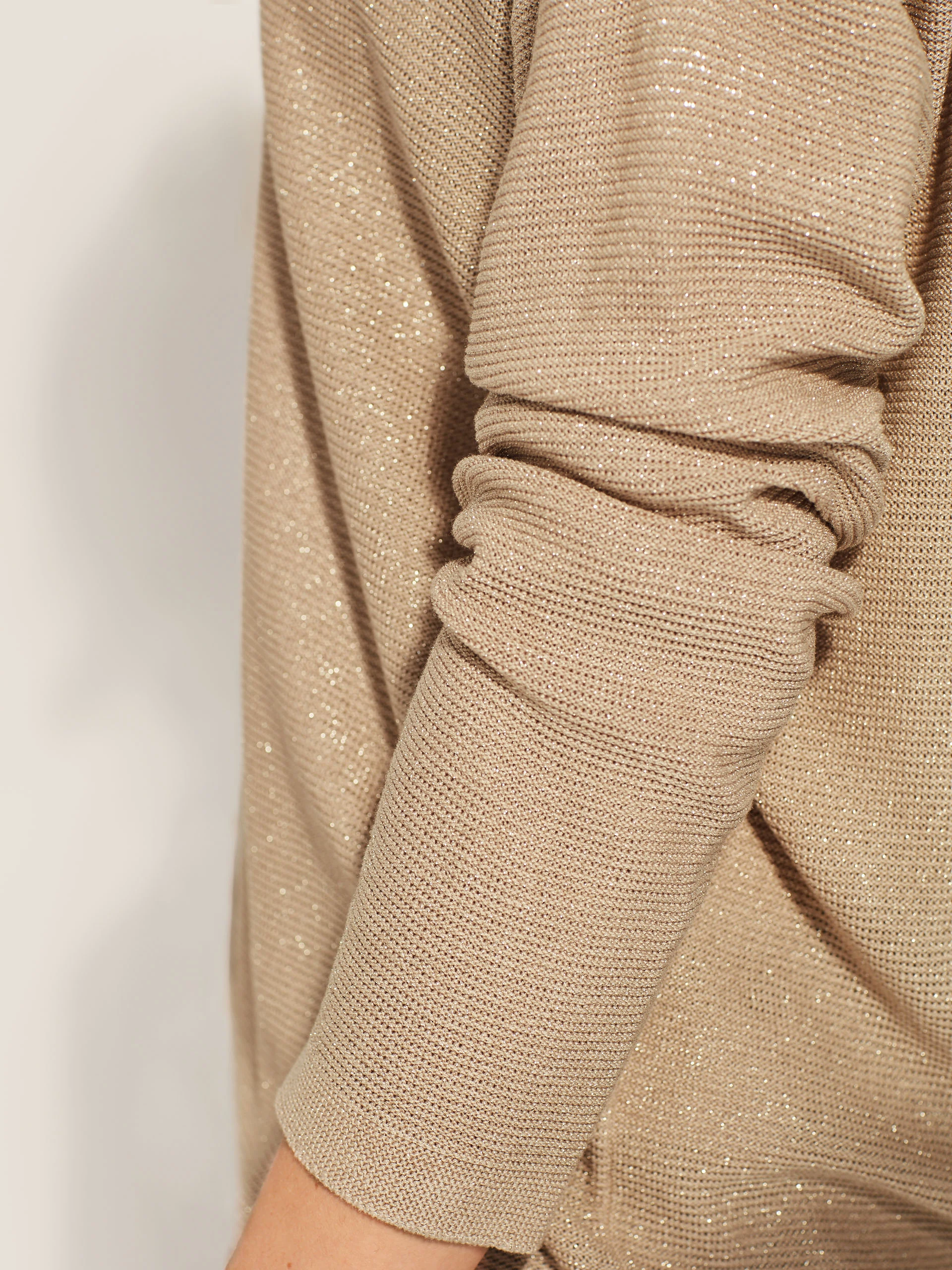 SWETER Z DEKOLTEM V