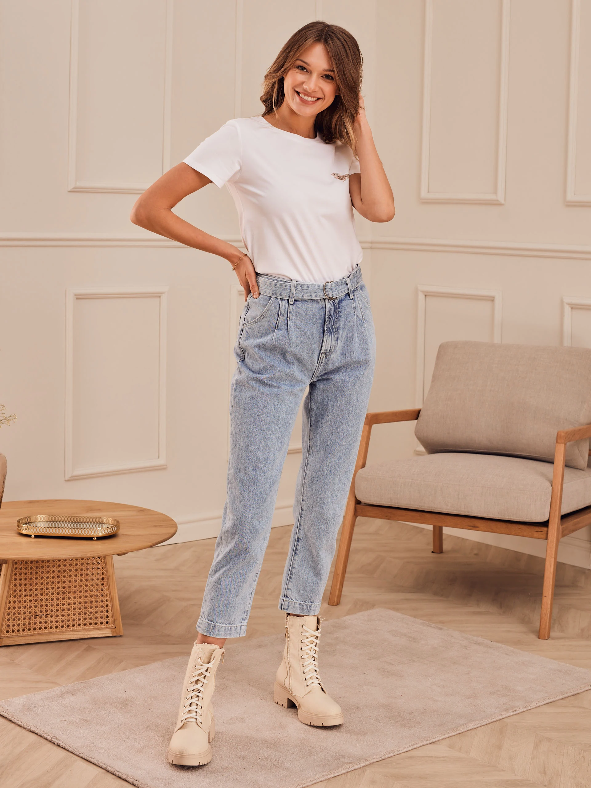 WHITE T-SHIRT WITH APPLIQUE
