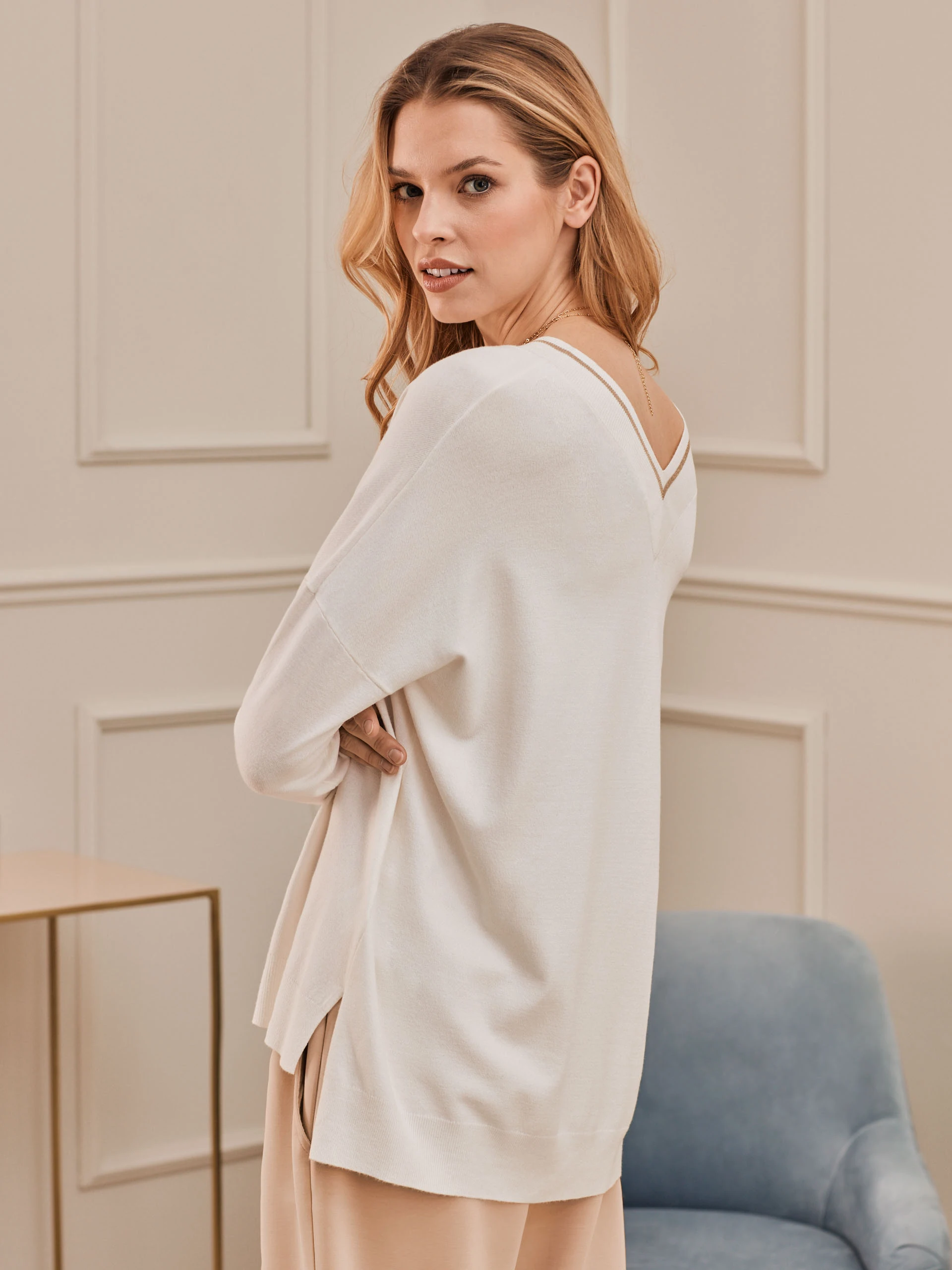 WHITE SWEATER WITH V NECKLINE
