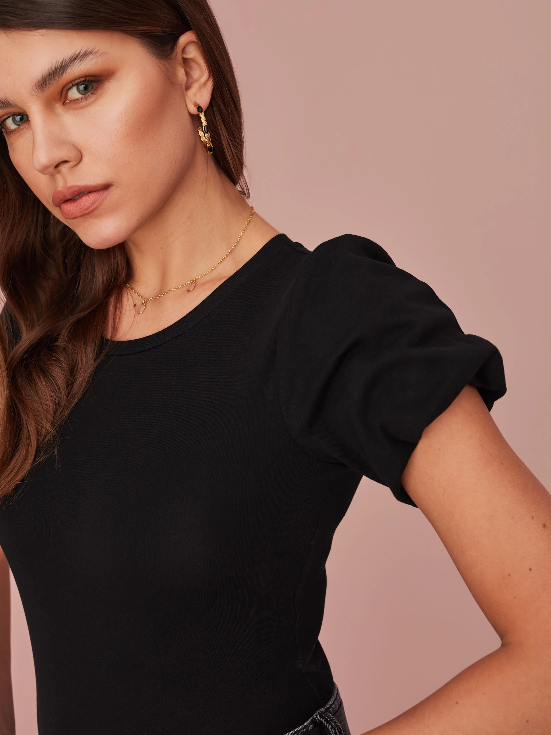 BLACK BODY WITH PUFF SLEEVES