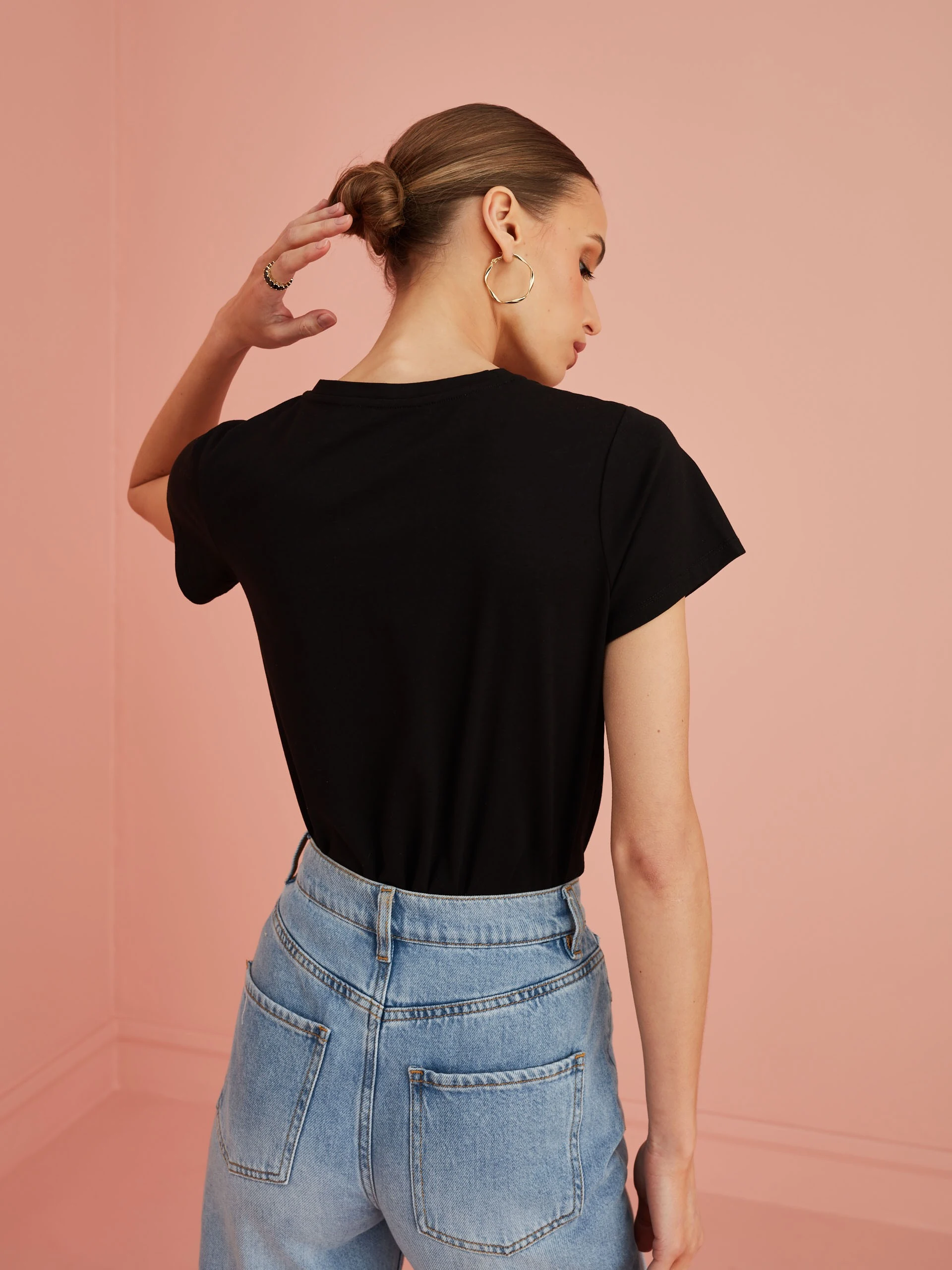CZARNY T-SHIRT Z KOKARDAMI