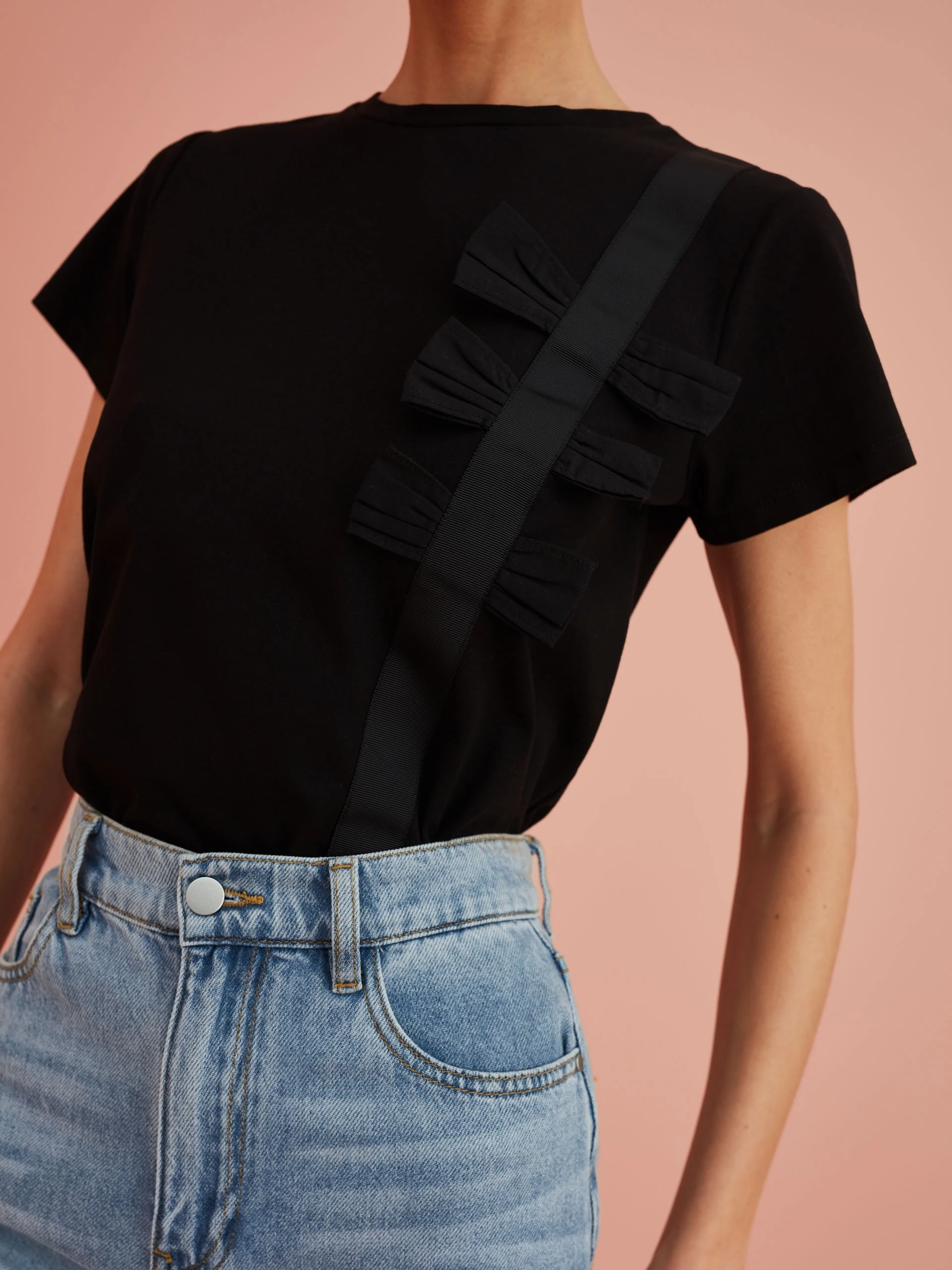 CZARNY T-SHIRT Z KOKARDAMI