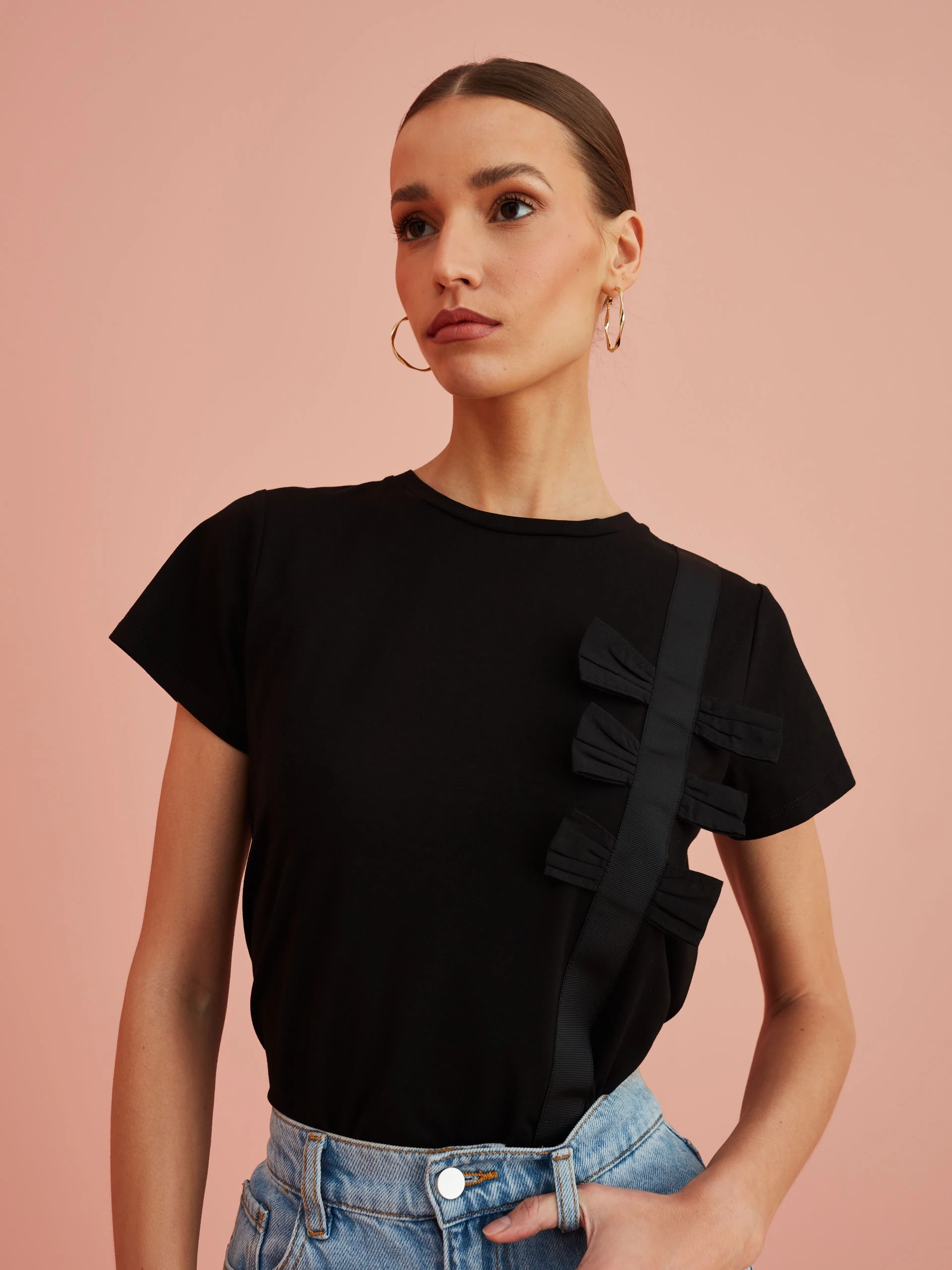 CZARNY T-SHIRT Z KOKARDAMI